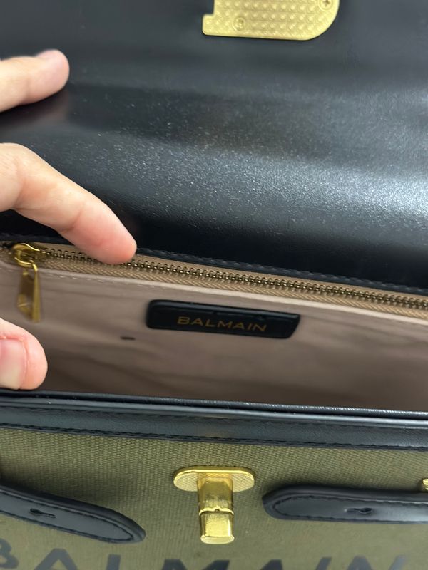 Ayollar sumkasi Balmain