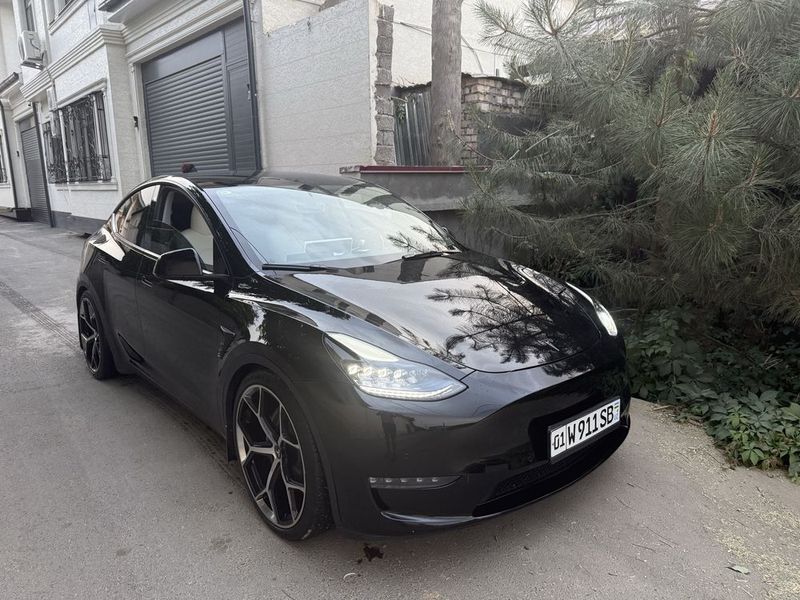 Tesla Model Y (Long Range 2023) Tesla Model Y (Long Range 2023)