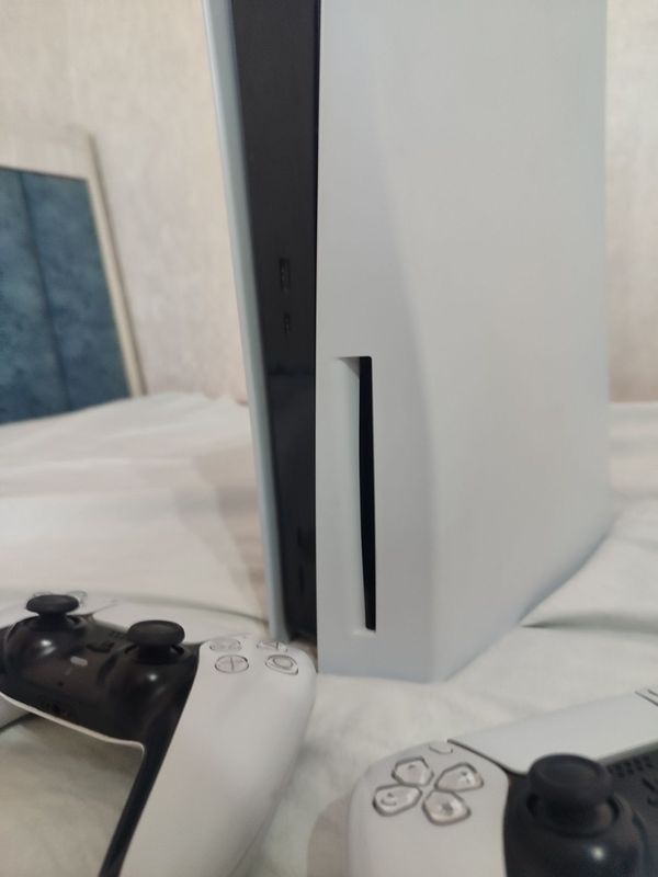 PlayStation 5 + 2 Gamepad