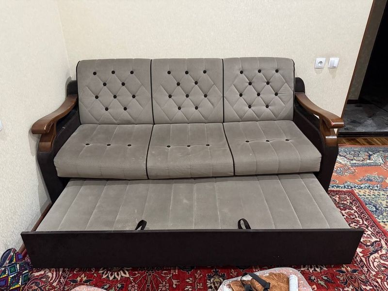 Divan sotiladi. Ikki kishilik boladi. Xolati yaxshi. Kami bor Divan sotiladi. Ikki kishilik boladi. Xolati yaxshi. Kami bor