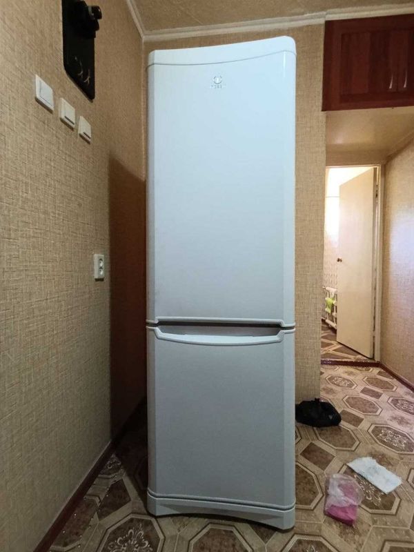 Продается холодильник INDESIT объем 339 литров Продается холодильник INDESIT объем 339 литров