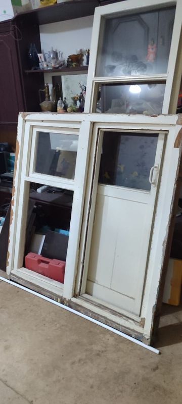 Продаются оконные рамы и дверь. Продаются оконные рамы и дверь.