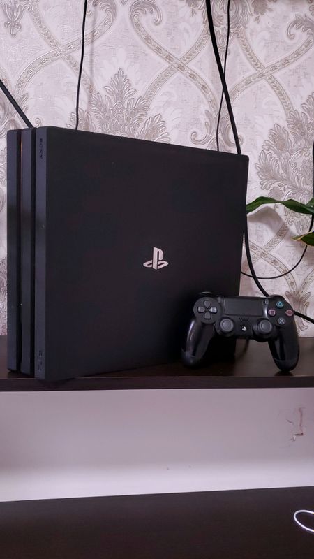 playstation 4 pro 1 TB srochna sotiladi