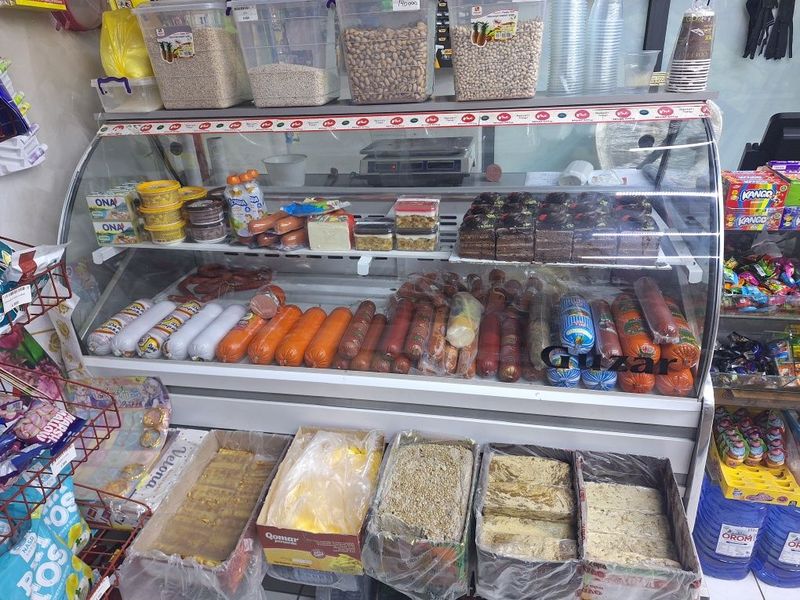 Vetrina haladelnik kalbasa sur maxsulotlari uchun . Vetrina haladelnik kalbasa sur maxsulotlari uchun .