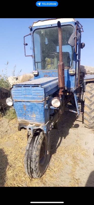 Traktor sotiladi T28