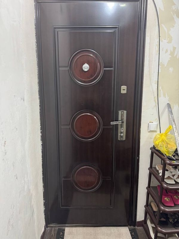 Продаётся металлическая входная дверь Продаётся металлическая входная дверь