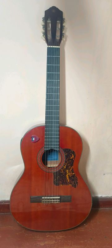 Электро-акустическая гитара Yamaha c40