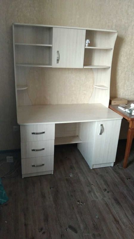 Срочно продаю стол для компьютера Срочно продаю стол для компьютера