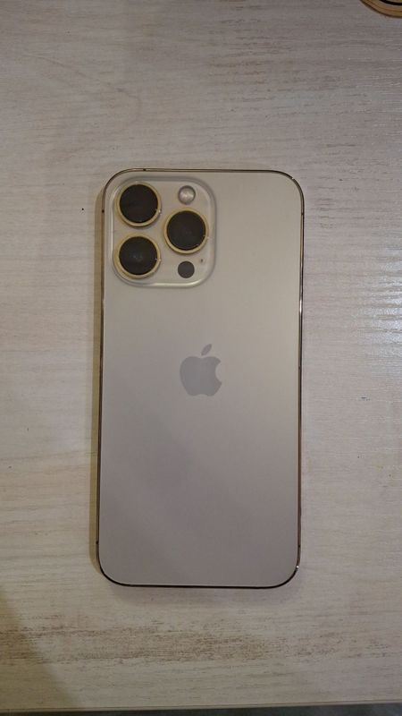 Золотистый iPhone 13 Pro.