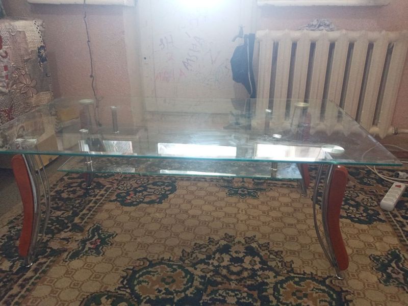 Продаётся стол стеклянный
