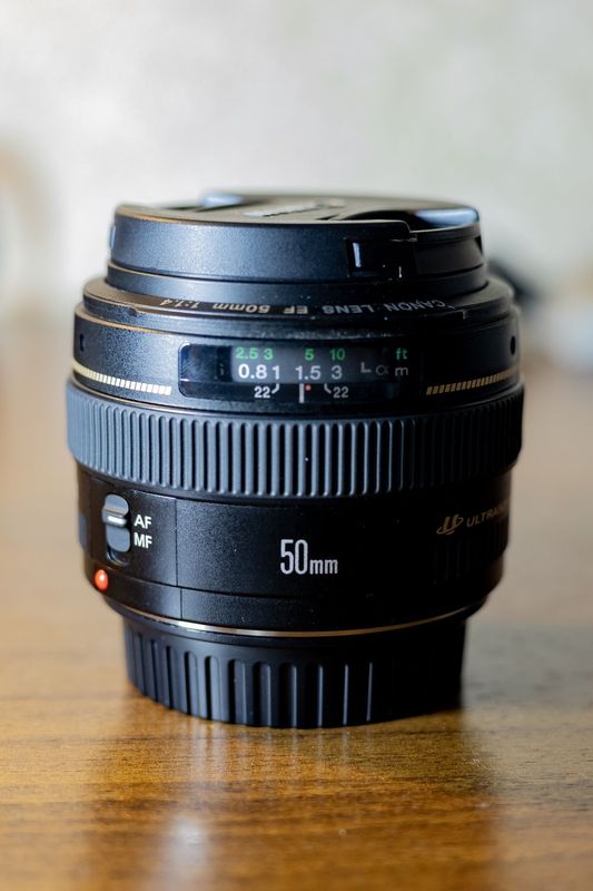 Продам объектив Canon 50 mm f1.4 Продам объектив Canon 50 mm f1.4