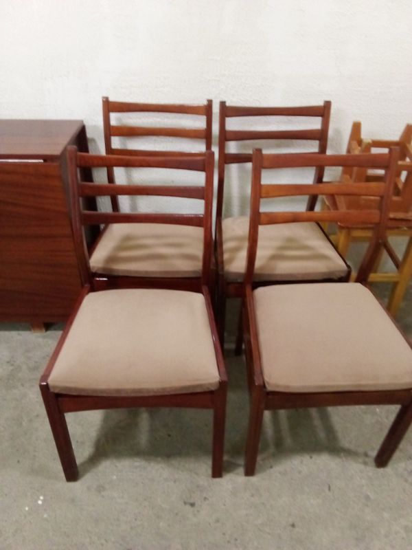 Срочно продам стол и 8 стульев Срочно продам стол и 8 стульев