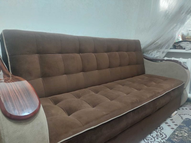 Divan sotiladi. Sifatli yaxshi saqlangan Divan sotiladi. Sifatli yaxshi saqlangan
