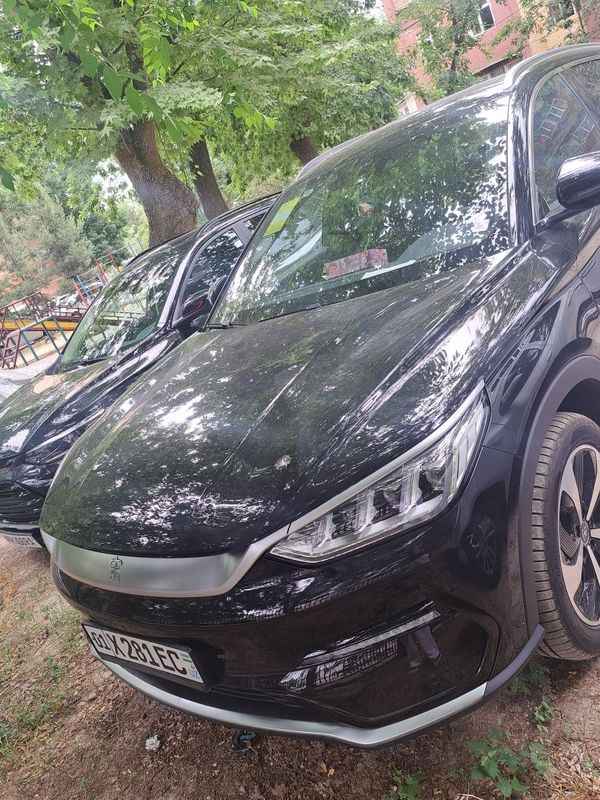 Машина BYD song plus