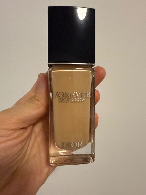 Тональная основа Dior Forever skin glow foundation в оттенке 2,5 N. Тональная основа Dior Forever skin glow foundation в оттенке 2,5 N.