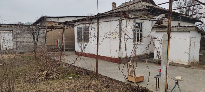 Hovli Uy Sotiladi