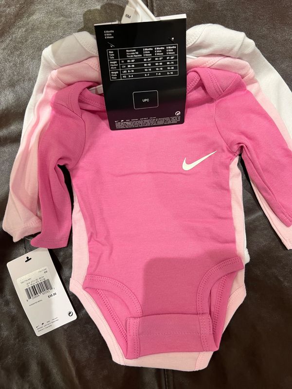 Новые Оригинальные Боди Nike (3 штуки) размер 6 месяцев. Новые Оригинальные Боди Nike (3 штуки) размер 6 месяцев.