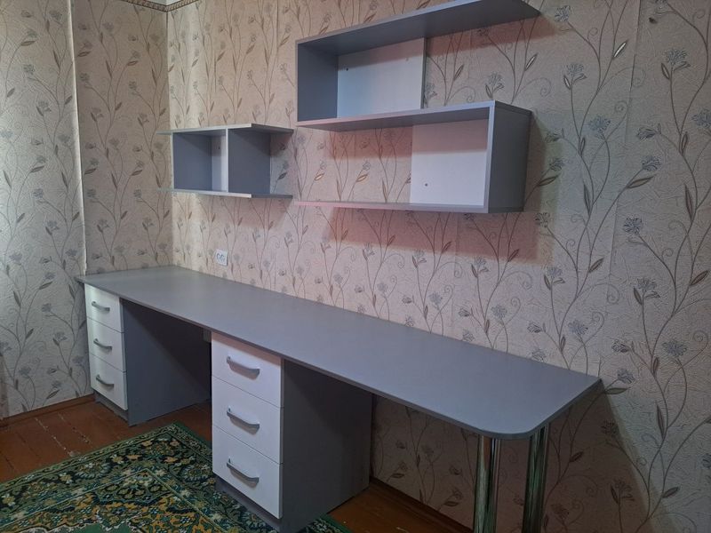 Продажа б/у письменного стола с ящиками и книжными навесными полками Продажа б/у письменного стола с ящиками и книжными навесными полками