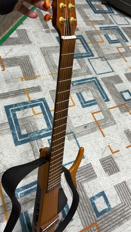 Yamaha Gitara sotiladi yangi Yamaha Gitara sotiladi yangi