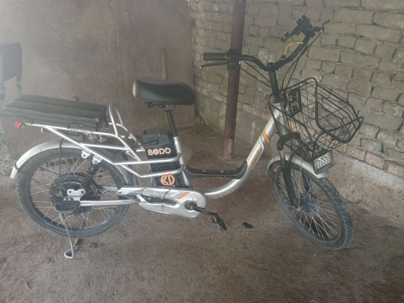 Skuter sotiladi Skuter sotiladi