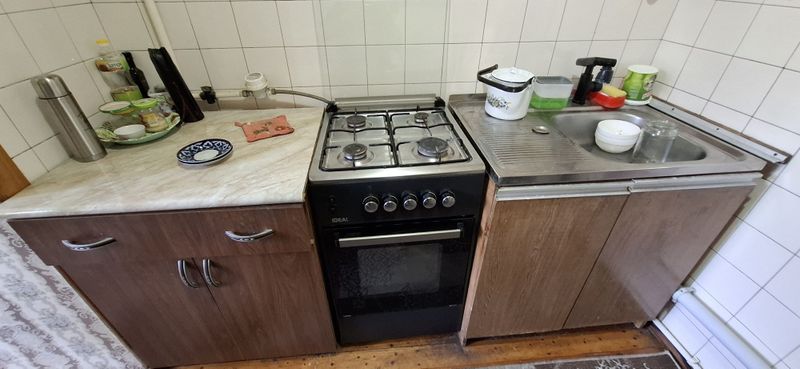 Кухонный мебель, газ плита, стиралка Кухонный мебель, газ плита, стиралка