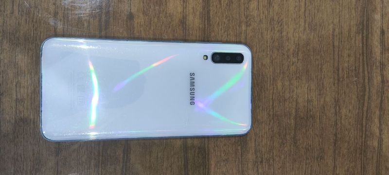 Samsung galaxy a50 4/64 sotiladi