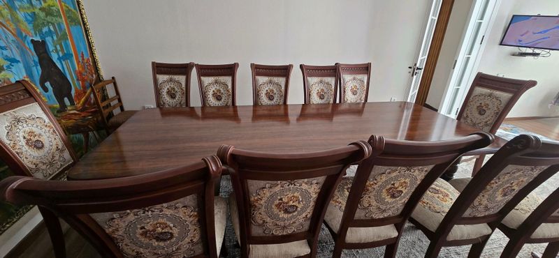 Стол с 12 стульями из натурального ореха Стол с 12 стульями из натурального ореха