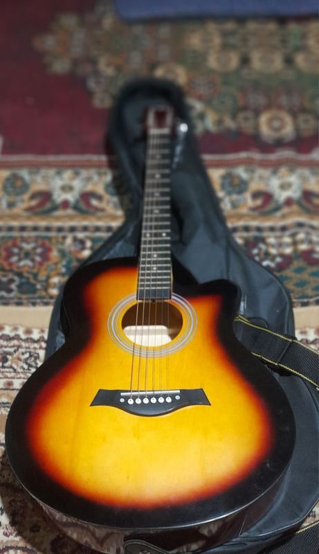 Gitara srochno sotiladi Gitara srochno sotiladi