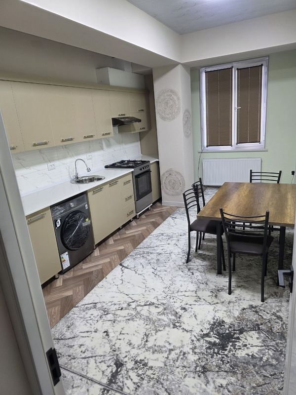 8 каватли домнинг 5 каватида жойлашган 1 хонали уй