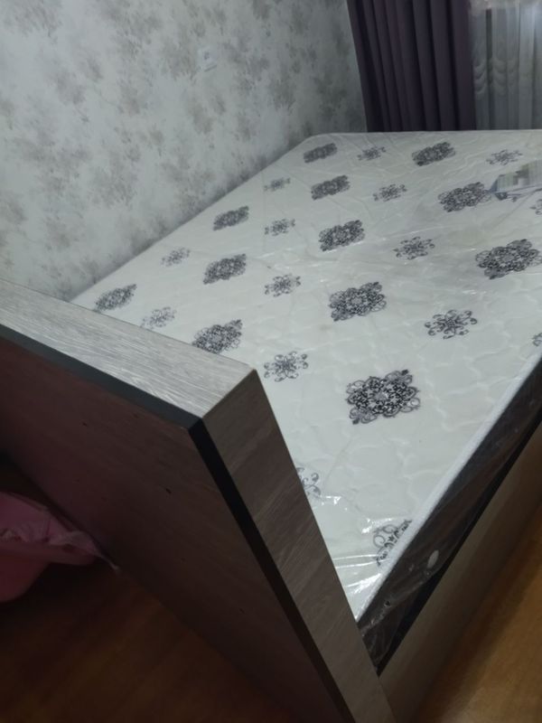 Spalni , tosh oyna Spalni , tosh oyna