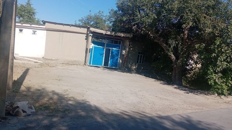 Navoiy viloyati Karmana tumani xovli sotiladi