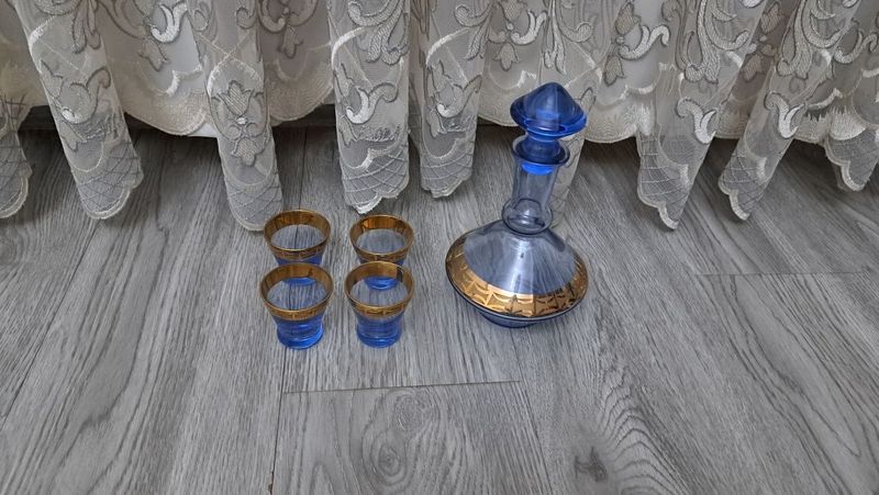 Графин,штоф 4 рюмок,Синее стекло,позолоченая кайма,Богемия. Графин,штоф 4 рюмок,Синее стекло,позолоченая кайма,Богемия.