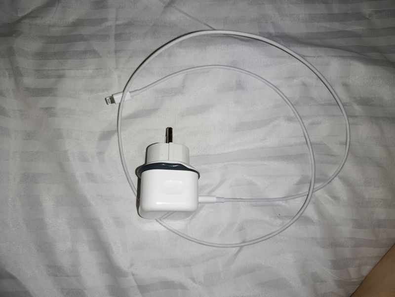 iPhone 13proga 9ta chexol va iPhone zaryadchik