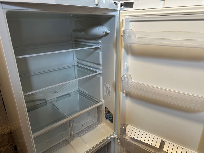 Продается двух камерный холодильник INDESIT Продается двух камерный холодильник INDESIT