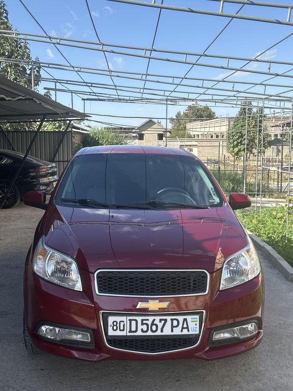 Nexia 3 qizil rangda