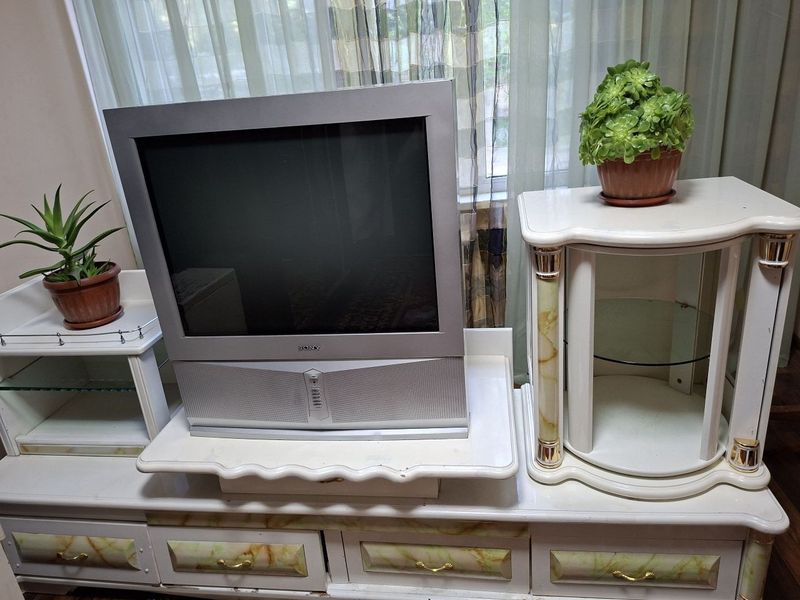 Sony telvizor va tegidigi oq padstafkasi Sony telvizor va tegidigi oq padstafkasi