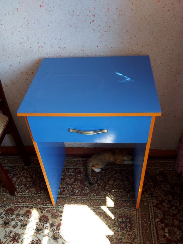 Продам столик, ламинат. Продам столик, ламинат.
