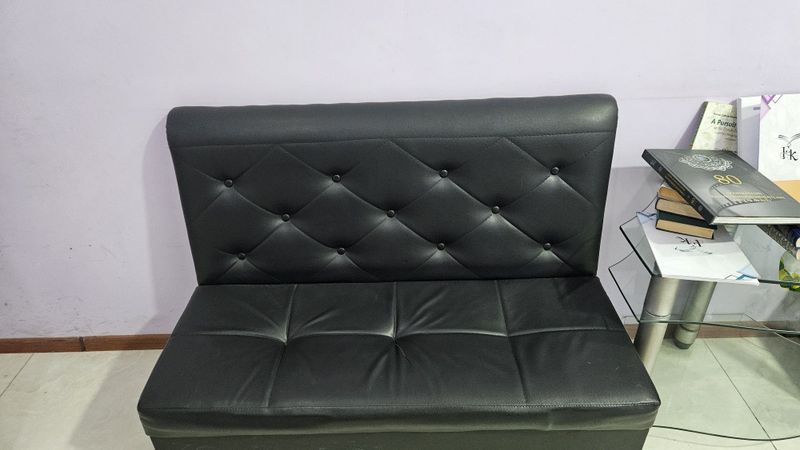Продаётся кожаный диван Продаётся кожаный диван