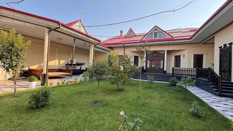 Просторный дом с дизайнерской отделкой