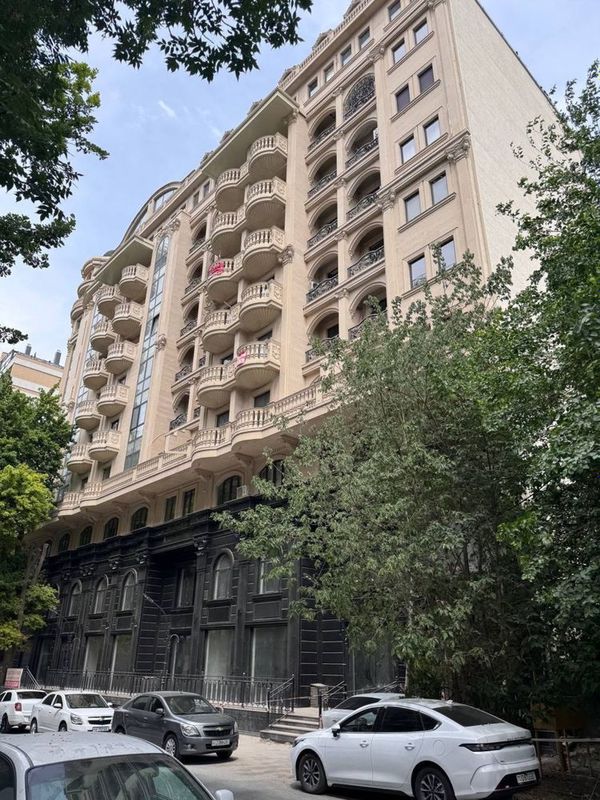 Продаётся 4х комнатная квартира в ЖК «Kamron Palace» Продаётся 4х комнатная квартира в ЖК «Kamron Palace»