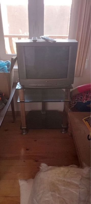 Televizor va pastakasi bilan sotiladi Televizor va pastakasi bilan sotiladi