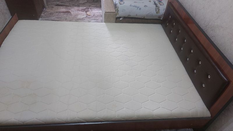Spalniy matras bilan Spalniy matras bilan