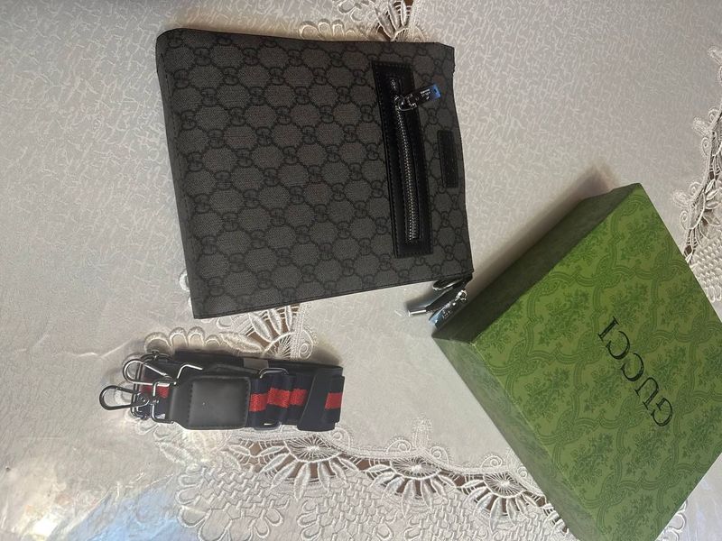 Gucci Барсетка продаётся Gucci Барсетка продаётся
