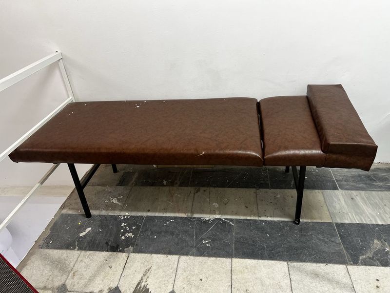 Kushetka ,manikyurni stol,sotiladi srochna Kushetka ,manikyurni stol,sotiladi srochna