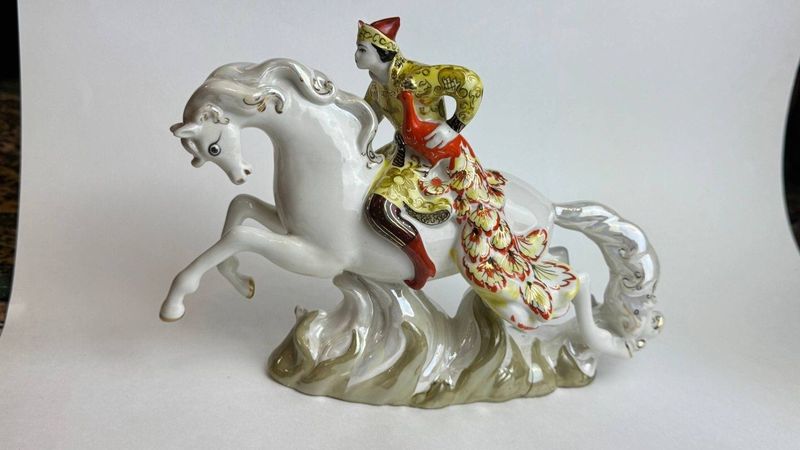 Фарфоровая статуэтка Иван Царевичь на коне с жар птицей ЛЗФИ Фарфоровая статуэтка Иван Царевичь на коне с жар птицей ЛЗФИ