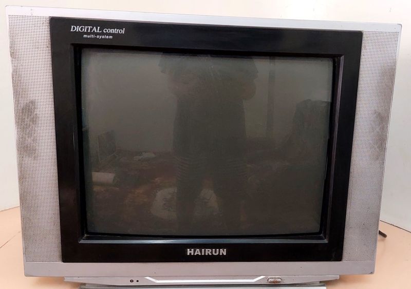 HAIRUN televizori + Tuner + 2 ta pulti bilan HAIRUN televizori + Tuner + 2 ta pulti bilan