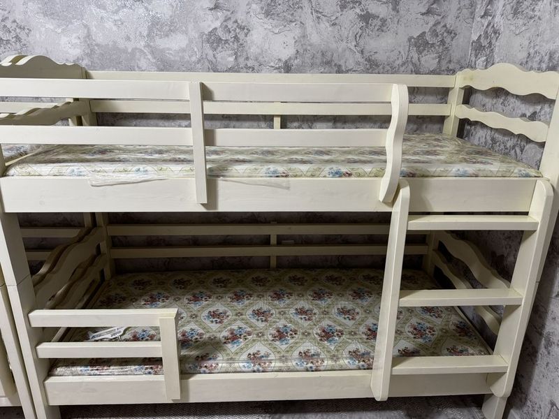 Детский двух этажный кровать
