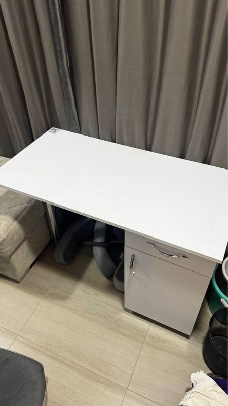 Маникюрный стол Маникюрный стол