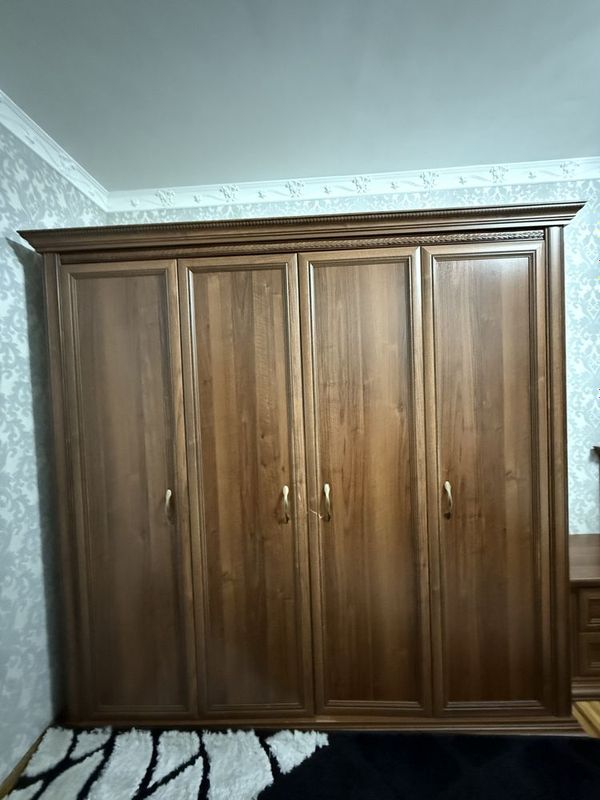 Продается кровать двухспальная, шкаф 4 дверной, трюмо и два тубмочки Продается кровать двухспальная, шкаф 4 дверной, трюмо и два тубмочки