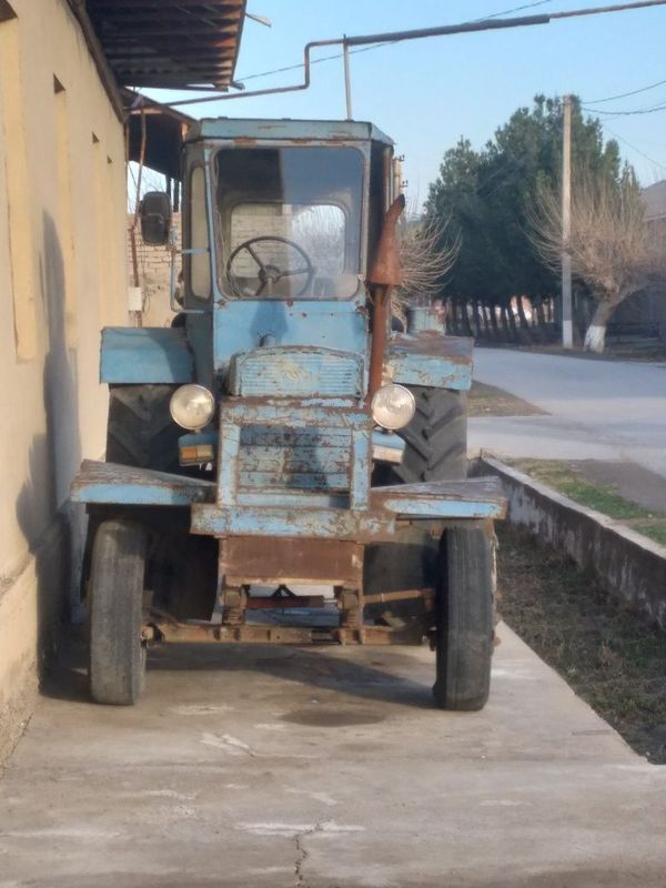 T28 Traktor sotiladi